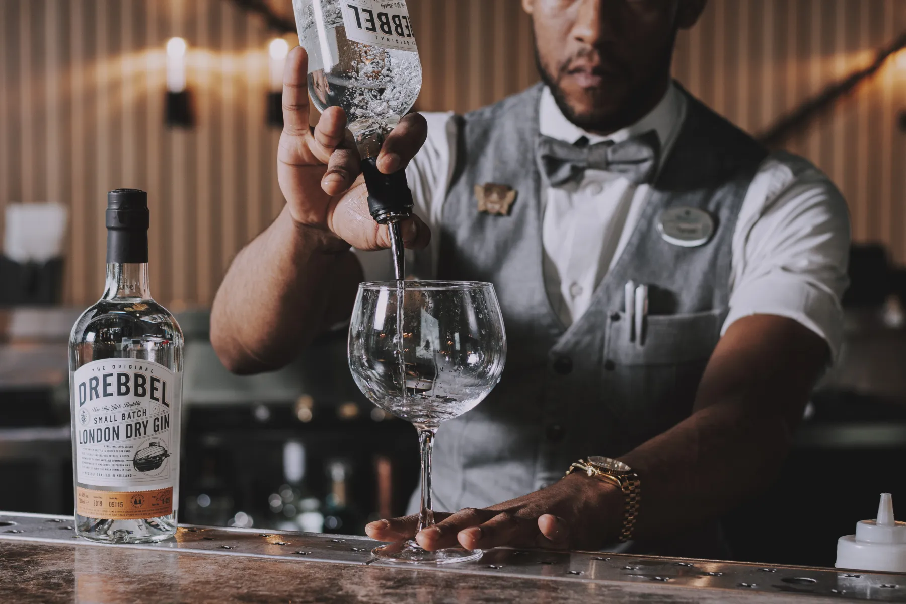 Bartender preparing a Drebbel gin and tonic